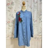 ราคา เสื้อยีนส์ ปักดอกกุหลาบสีแดงที่หน้าอก มือสอง (43116641083)