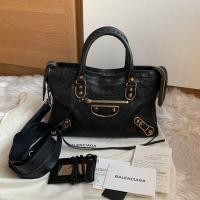 ราคา Like new Balenciaga small city edge ปี2017 ออกshopไทย สีดำ อะไหล่ทอง สภาพสวยเลย ขอบมุมงาม ภายในสะอาด ทรงหนังสวย (5109817115)