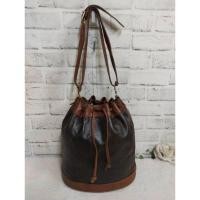ราคา กระเป๋า TRUSSARDI ITALY แท้ ทรงจีบทูโทน หนังแท้ 1ช่องหลัก 1ย่อย ราคา : 650 กว้าง 11.5นิ้ว สูง 11.5นิ้ว ฐาน 6.5นิ้ว (27251459073)
