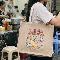 ราคา กระเป๋าผ้าแคนวาสปอกระเจาพร้อมสติ๊กเกอร์พระจันทร์นอนพิมพ์ลาย Know Enough - กระเป๋าโท้ตน่ารักโทนการรักษาสีพาสเทล a-tdayc0017 (45211820772)