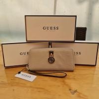 ราคา สินค้าใหม่ กระเป๋าสตางค์ Guess ใบยาว ด้านหน้าปั้มชื่อแบรนด์บนโลหะ และห้อยโลหะโลโก้แบรนด์ หนังดีงามมาก (3373711880)