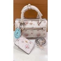 ราคา New ของแท้ ❗️❗️กระเป๋าทรงหมอนลายดอกสีนมทรงและสีเดียวกับกระเป๋าCoach แบรน PIMMY พร้อมส่ง❗️❗️ (4548712473)
