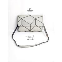 ราคา กระเป๋ามือสอง ราคา 329 บาท ครอสบอดี้ หนังแท้ งานหลายช่อง แบรนด์ Vincis's Bench สายยาวเดิม *หนังมีรอยใช้งาน* (23127152290)