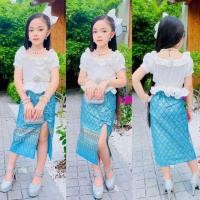 ราคา ชุดไทยเด็กผู้หญิง ชุดไทยเด็ก ชุดไทยเด็กสีฟ้า ชุดไทยกระโปรงเด็ก ชุดไทยประยุกต์สีฟ้า เสื้อคอระบาย+กระโปรงผ่าหน้าผ้าไทย (23774643564)