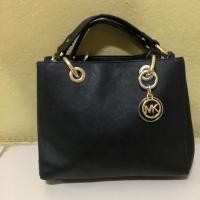 ราคา ของแท้ 100% กระเป๋าถือ mk มือสอง (4917350971)