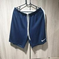 ราคา กางเกงกีฬาขาสั้น NiKE รุ่นDri-fit สีกรมแถบขาว ของแท้มือสองง (40314186413)