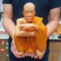 ราคา หลวงพ่อคูณ ปริสุทโธ วัดบ้านไร่ งานไฟเบอร์หุ่นขี้ผึ้ง ใส่ผมจริงห่มจีวรจริง(หน้าตัก9นิ้ว สูง25ซม.) (8816806859)
