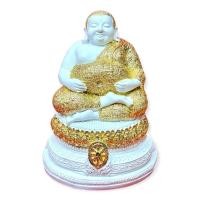 ราคา พระสังกัจจายน์ สีขาวปิดทอง (กว้าง6นิ้ว สูง9นิ้ว) วัดสังกัจจายน์เถร สุพรรณบุรี เป็นพระสังกัจจายน์ประทับนั่งบนบัลลังก์บัวฐ (13981716533)