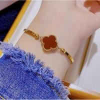 ราคา สร้อยข้อมือไทเทเนียมโคลเวอร์สแตนเลสสไตล์แฟชั่นหรูหราเกาหลี Gt233 (56556200691)