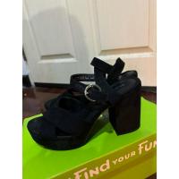 ราคา (มือสอง) H&M รองเท้าส้นตึกรัดส้น กำมะหยี่ดำ เบอร์ 36 (27567741715)