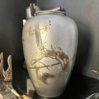 ราคา Japanese Bronze Vase – Meiji to Early Shōwa Period (ค.ศ. 1868–1939) แจกันสำริดญี่ปุ่นแบบ ผสมโลหะ (Mixed Metals Inlay) (43525342630)