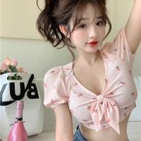 ราคา 甜辣妹蝴蝶结短袖T恤女碎花纯欲风v领紧身显瘦短款小个子上衣Sweet and Spicy Girl Bowknot Short Sleeve T-shirt for Women, Floral Print, Pure Desire Style, V-neck, Slim Fit, Short Top fo (51457254394)