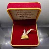 ราคา พระพุทธโสธร ลอยองค์ รุ่น มหามงคล เนื้อเงินสามกษัตริย์ วัดโสธรวราราม ปี2547 พร้อมกล่องเดิม (50161496663)