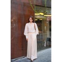 ราคา เสื้อคลาร่า | เสื้อเชิ้ตแขนยาวผ้าไหมญี่ปุ่นเงาปกบัวใสละเอียดอ่อน โดย น้ําตาล (43975658421)