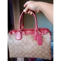 ราคา กระเป๋าถือทรงหมอนหนังแท้ แบรนด์ coach ไซส์ 11 นิ้ว สูง 7 นิ้ว สภาพดี อะไหล่ทอง ป้ายแบรนด์ ป้าย made in Philippines (12693468212)