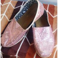 ราคา รองเท้า Toms สีชมพูกลิตเตอร์ W8 ของแท้ (มือ 2) สภาพใหม่ (5210085788)