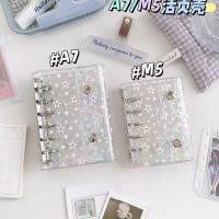 ราคา ใหม่สําหรับปี 2026 Laser Star M5 Loose-leaf Book คู่มือ PVC สีสันสดใส a7 คู่มือเปลือกหลวมพร้อมกระเป๋าซิปหน้าด้านใน20260121 (57355008441)
