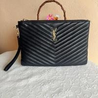 ราคา YSL ทรงคลัช งานลุ้นแท้ มีเลข หนังแกะแท้ สภาพดีมากๆ ขนาด 11.5x8 นิ้ว (24030116833)