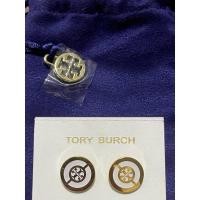 ราคา ต่างหู Tory Burch ของแท้ สีขาว ขนาดกว้าง 1.4 ซม. มือสอง มีรอยขนแมวเล็กน้อย ไม่มีปัญหากับการใช้งาน (29456628343)