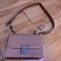 ราคา Charles and Keith กระเป๋าสีชมพูกะปิ (4200065286)
