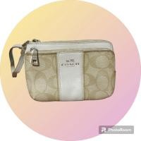 ราคา กระเป๋าคล้องมือ COACH แท้ 2 ซิป Coated Canvas ลาย Signature สีขาว (มือสอง, ยาแนวขาดเล็กน้อย มีรอยเปื้อนตามขอบ) (24111753556)