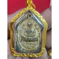 ราคา พระขุนแผนพิมพ์ใหญ่ ด้านหลังฝังเหรียญเจริญพรของหลวงปู่ทิมวัดละหารไร่จังหวัดระยองพร้อมกรอบทองไมครอน (48106804135)
