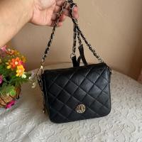 ราคา DKNY แท้ ครอสบอดี้ หนังแกะผสมพียู สภาพมีร่องรอยใช้งานมือสอง สายยาวเดิม ซับในสะอาดขนาด 7 นิ้วกว้าง 2 นิ้วสูง 6 นิ้ว (43025862509)