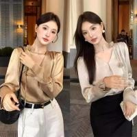 ราคา Chili Koko เสื้อเชิ้ตผ้าซาตินแขนยาว ทรงเสื้อคอวี ดีเทลโชคเกอร์ดอกไม้ โทนสีขับผิว ใส่แล้วดูแพง ให้ลุคสาวแกลม 99322 (45354207093)