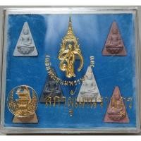 ราคา พระสมเด็จนางพญา 7 สี 7 องค์ หลัง พระปีมาภิไธยย่อ สก.6รอบราชินี จัดสร้าง ปี2547 กล่องตั้งบูชาได้ (21925802486)