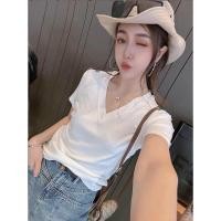 ราคา เสื้อยืด คอวีแขนสั้น บ่าแต่งกระดุมทอง เนื้อนิ่ม ใส่สบาย อก36-42 ยาว23 งานป้าย it’s me basic (11299869267)