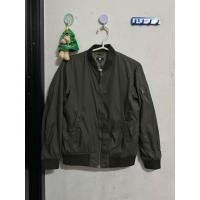 ราคา Uniqlo Bomber jacket สีเขียวขี้ม้า มือสองของแท้ (52602697728)