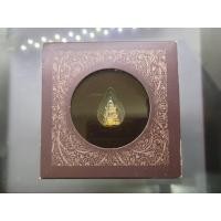 ราคา พระพุทธชินราช รุ่นเพราะแผ่นดินนี้ คือ แผ่นดินเกิด เนื้อเงินสามกษัตริย์ พิมพ์เล็ก ขนาดสูง 17 มิล ปี2548 ตลับเดิม (22156158781)