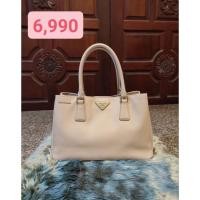 ราคา Prada saffiano ของแท้ มือสอง สีครีม ทรงถือ ฐาน 33 ซม. (19833631346)