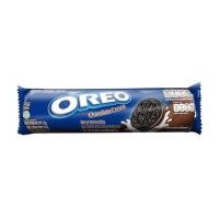 ราคา โอรีโอ ช็อกโกแลตครีมแซนด์วิชคุกกี้ Oreo Dark and White Cream Cookies 110.4g. (49609452022)