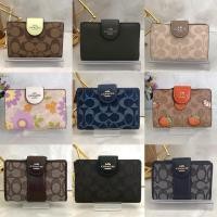 ราคา ✅ (สด-ผ่อน) กปต ใบกลาง CW786 6390 CAP04 CBO30 CW786 CU987 CZ344 C0082 MEDIUM CORNER ZIP WALLET IM/TAUPE (9821952657)