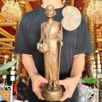 ราคา ครูบาศรีวิชัย นักบุญแห่งล้านนา วัดพระธาตุดอยตุง ปี2520 เนื้อทองเหลืองผิวมันปู (กว้าง3นิ้ว สูง13นิ้ว)เป็นรูปครูบาประทับยื (19105476683)
