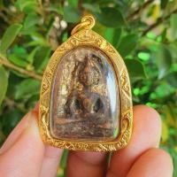 ราคา พระซุ้มกอเนื้อดินเก่า ศิลปะสุโขทัย กรุวัดพิกุล เลี่ยมกรอบหุ้มทองด้านหลังสลักรูปพระบรมราชวังสวยงาม (5584356065)