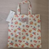 ราคา Cath Kidston ❤️ กระเป๋าถือสีขาวครีมลายดอกผ้าเคลือบกันน้ำ งานป้ายญี่ปุ่น (42850387275)