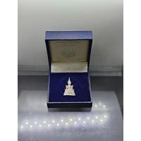 ราคา พระแก้วมรกต (พระพุทธมหามณีรัตนปฏิมากร) กรมสรรพสามิต ครบรอบ 64 ปี เนื้อเงิน พ่นทราย พ.ศ.2539 พร้อมกล่องเดิม (29691879971)
