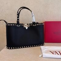 ราคา Valentino คุณภาพดี CrossbodyBagGaravaniRockstud Grain Calfskin Crossbody Bag Hook Buckle Opening and Closed Design Stop Zipper Hook Buckle Adjustable Ingenic Craft Material Soft (52161579571)