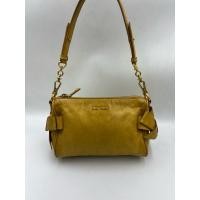 ราคา Miu Miu Side Ribbon Pouch Bag แท้ มือสอง (42722943130)