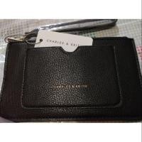 ราคา ส่งต่อกระเป๋าคล้องมือ charles&keith แท้คะ100,% ยังไม่เคยใช้ (1954878596)