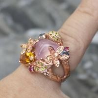 ราคา แหวนโรสควอตซ์แท้ (Rose Quartz) ล้อมพลอยแฟนซีแซฟไฟร์ ตัวเรือนเงินแท้ 92.5% ชุบพิ้งโกล์ดพลอยแท้จากมาด (54358069100)
