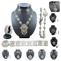 ราคา Vintage Jewelry ชุดเครื่องประดับไทย สร้อยคอ ต่างหูคลิป เข็มขัดหัวเข็มขัด สร้อยสังวาลย์ (55255233634)