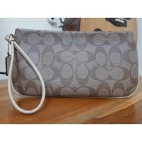 ราคา Coach รุ่น F65748 กระเป๋าคล้องมือขนาดใหญ่ Size L 1ซิป (9813786142)