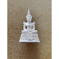 ราคา พระพุทธมหามณีรัตนปฏิมากร(พระแก้วมรกต) ลอยองค์ เนื้อเงินทรายนวลขัดเงา กรมสรรพสามิตจัดสร้าง (52408733446)