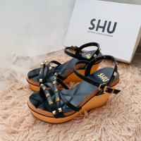 ราคา รองเท้าส้นเตารีด SHU แท้ รุ่น COMFY 7 PYRAMID STUDDED ไซส์38 รองเท้าส้นเตารีดสูง 4 นิ้ว มือ2 ใส่1ครั้ง ส่งต่อค่ะ (2132244649)