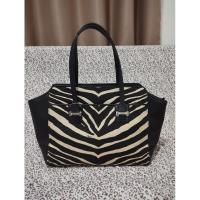 ราคา COACH Taylor black & cream zebra ของแท้ มือสอง (26659093675)