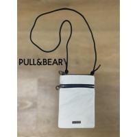 ราคา PULL & BEAR nylon sling bag ใส่โทรศัพท์ได้ สภาพดี cr:รูปสุดท้ายจากinternet (43109480966)