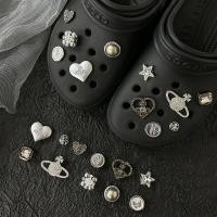 ราคา รองเท้าแตะ Lost Saturn Crocs ดีไซน์ดอกไม้โลหะผสม สไตล์แฟชั่นสำหรับทั้งผู้ชายและผู้หญิง (43230316449)
